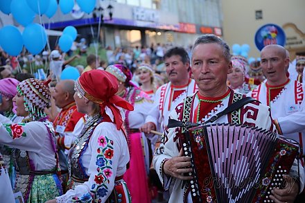 Стихи и танцы у русских, качели у казахов и вареники у украинцев. День подворьев на фестивале