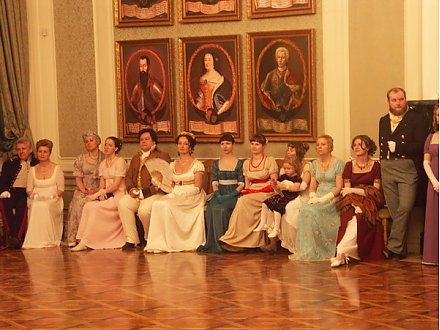 Весенний бал в Мирском замке: дамы в платьях XIX века, кавалеры в строгих костюмах