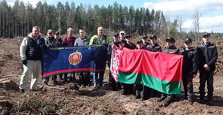 Сотрудники Вороновского РОВД и воспитанники военно-патриотического клуба «Стрела» приняли участие в акции “Лес! Дабро! Парадак!”