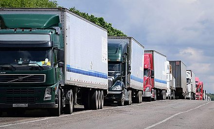 Очередь на границе с Литвой сохраняется: водители ждут решения европейских властей