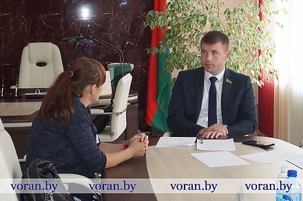 Член Совета Республики Дмитрий Захарчук провел личный прием граждан в Вороновском райисполкоме