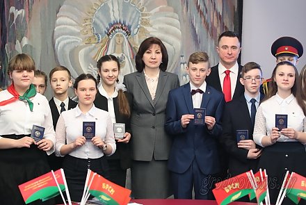 "Вы – будущее нашей страны". Глава Администрации Президента Наталья Кочанова вручила паспорта юным гражданам Беларуси