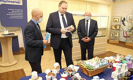 «Наша задача сегодня – расширить географию и объемы экспортных поставок». Председатель облисполкома Владимир Караник с рабочим визитом посетил перерабатывающие предприятия Волковыска