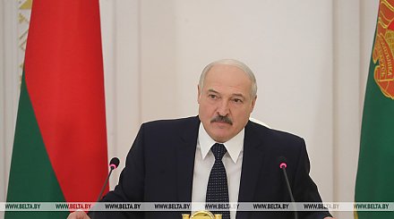"Никто борьбу не ослабляет" - у Лукашенко обсудили готовность противодействовать коронавирусу