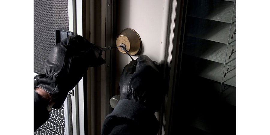 Как обезопасить свою квартиру от грабителей?