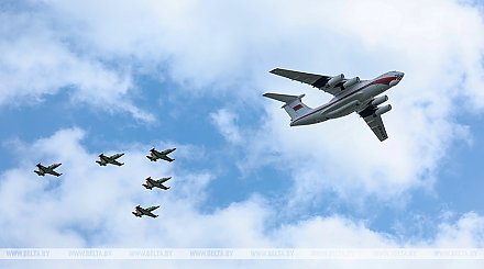 На страже мирного неба страны. Александр Лукашенко поздравил личный состав и ветеранов ВВС