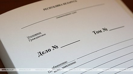 Руководитель учреждения незаконно выплатила сотруднику зарплату, которую он потом передал ей