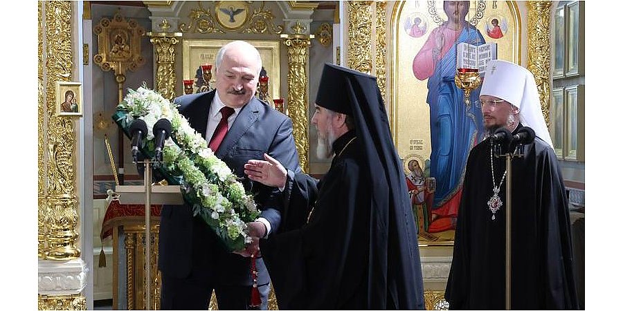 Александр Лукашенко передал в дар церкви воссозданную святыню - напрестольный Туровский крест