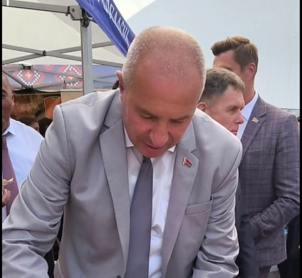 Старшыня аблвыканкама Юрый Караеў пакаштаваў "нацкі дзярун"