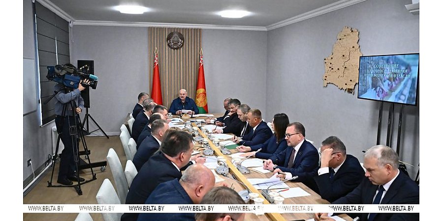 "Генералы" в экономиках, закрытые встречи, "золотые яйца" и образец для Полесья. Итоги недели Президента