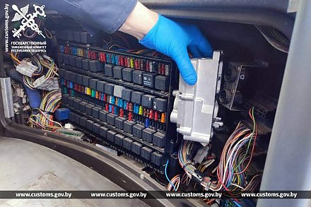 Гродненские таможенники обнаружили у водителя автобуса спрятанную дорогостоящую деталь