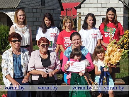 Вороновские активисты помогают собрать детей в школу