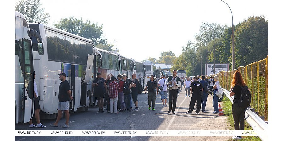 "С таким смириться нельзя". Что говорят ожидающие в очереди перед закрытием Польшей границы
