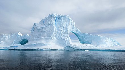 Самый крупный в мире айсберг начал движение вдоль берегов Антарктиды
