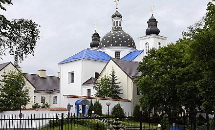 Православные верующие празднуют День Святой Троицы