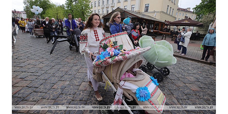 Малыши и креатив: мамы с колясками прошли парадом по улицам Гродно