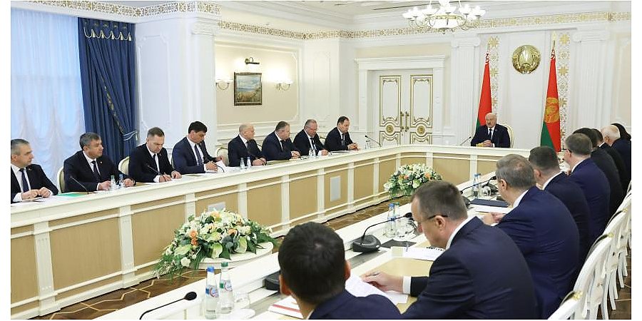 Александр Лукашенко заявил о необходимости установить единые жесткие правила игры для пассажирских автоперевозок
