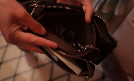 «Одолжила» евро и российские рубли. В Лидском районе 22-летняя женщина украла деньги у дальнобойщика
