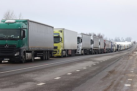 Более 1,9 тыс. грузовиков скопилось на выезд из Беларуси