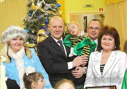 На новогоднем празднике в центре коррекционно-развивающего обучения и реабилитации побывал председатель облисполкома Владимир Кравцов