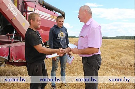 На Вороновщине чествовали первый молодежный экипаж, намолотивший тысячу тонн зерна