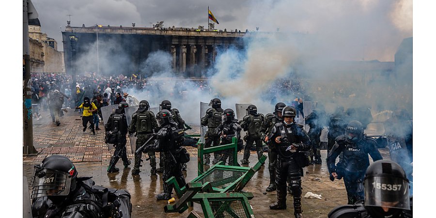 Протесты в Колумбии: за 13 дней пострадали 849 полицейских