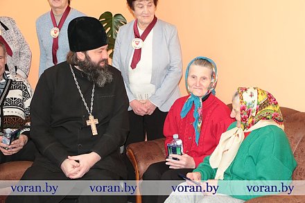 Чудо крещенской воды в каждый дом.  Акцию под таким названием организовали волонтеры кружка «Забота» ТЦСОН Вороновского района. 