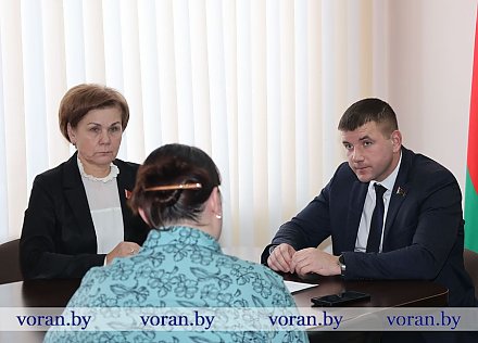 Любому решению — юридическое обоснование. Член Постоянной комиссии по региональной политике и местному самоуправлению Совета Республики Дмитрий Захарчук провел прием граждан в Вороновском районе