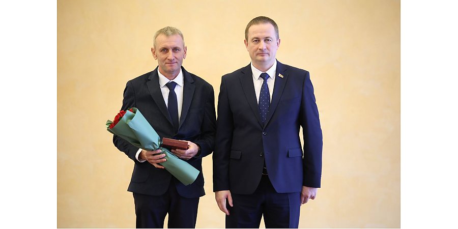 За службу земле - матушке.Третий труженик Вороновского предприятия мелиоративных систем отмечен высокой государственной медалью 