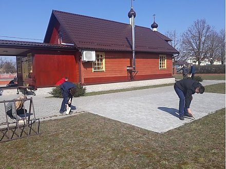 Более двухсот работников и учащихся Заболотского УПК вышли на субботник