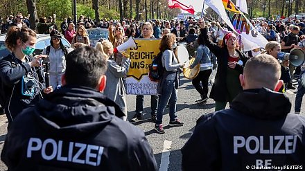 Около 300 человек задержаны на акциях ковид-диссидентов в Берлине