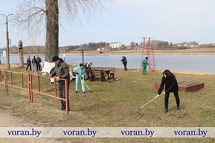 И словом, и делом. В рамках месячника по благоустройству трудовые коллективы Вороновщины активно включились в эстафету наведения чистоты