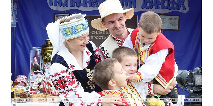 Каравай, семейные эстафеты и косьба. Финал проекта "Властелин села" пройдет в Горках 10 июля