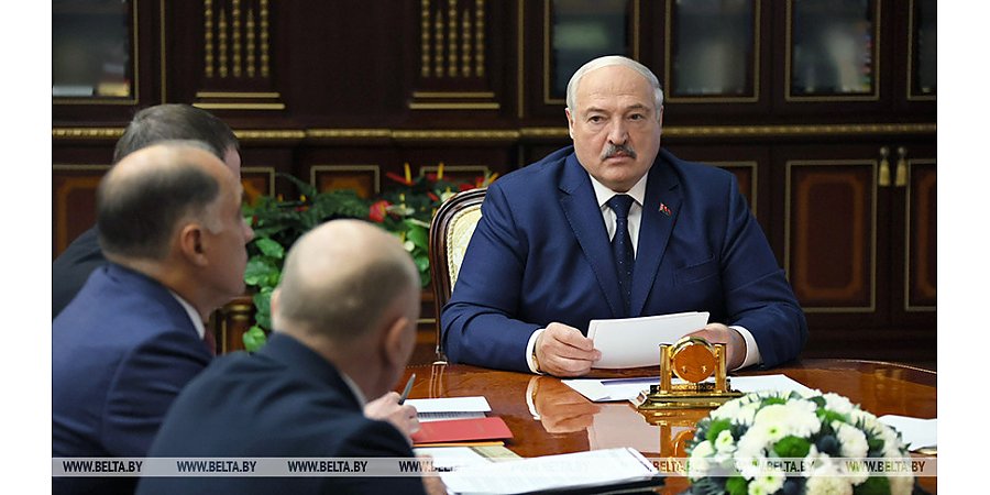 Глобальная обстановка в мире и отношения с США стали темами совещания у Александра Лукашенко