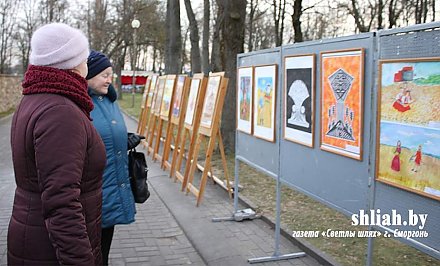 У гарадскім парку Смаргоні адкрылі выставу мастацкіх работ «Дажыначын вернісаж»