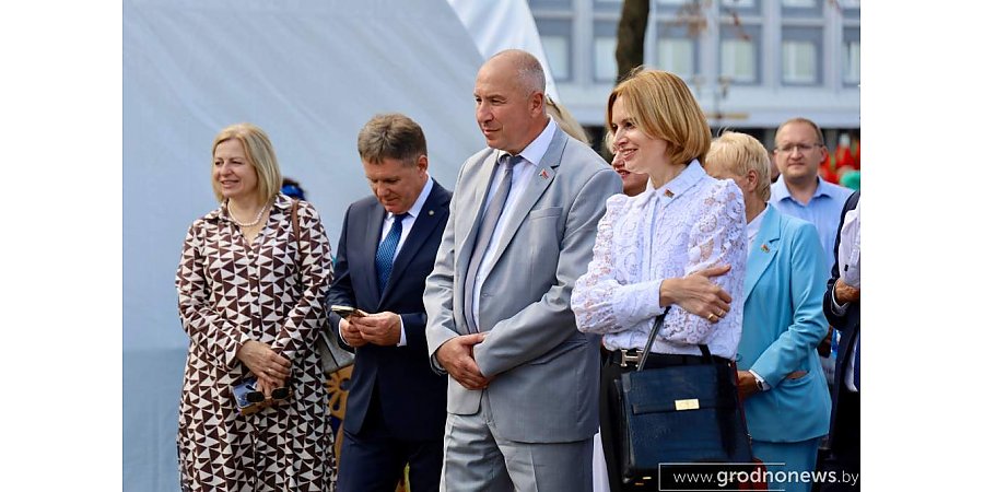 Почетные гости ознакомились с площадками Фестиваля книги и прессы в Лиде