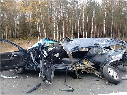 Подробности серьезной аварии под Ивье: автомобиль занесло прямо под фуру