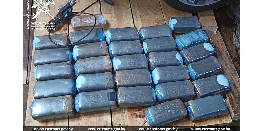 Гродненские таможенники пресекли ввоз более 38 кг гашиша, спрятанного в баке автомобиля