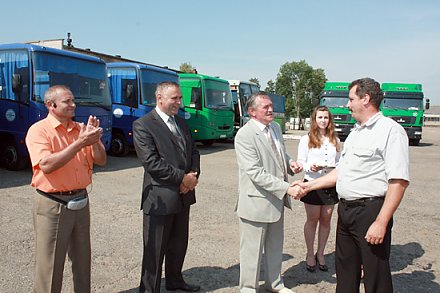 На новеньком авто и путь-дорога краше…