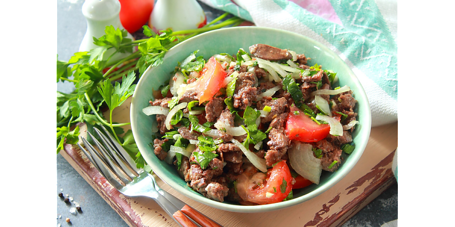 Повышаем гемоглобин: рецепт теплого салата с куриной печенью и помидорами