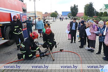 Пожарная эвакуация и демонстрация техники экстренных служб: как на Вороновщине прошел «Единый день безопасности»