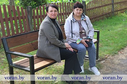 «Островки» для уставшего путника. В Жирмунах появились новые скамейки