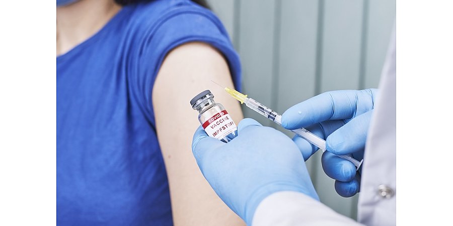 Профсоюзы Беларуси приняли решение выплачивать материальную помощь сотрудникам предприятий, которые прошли вакцинацию против коронавирусной инфекции