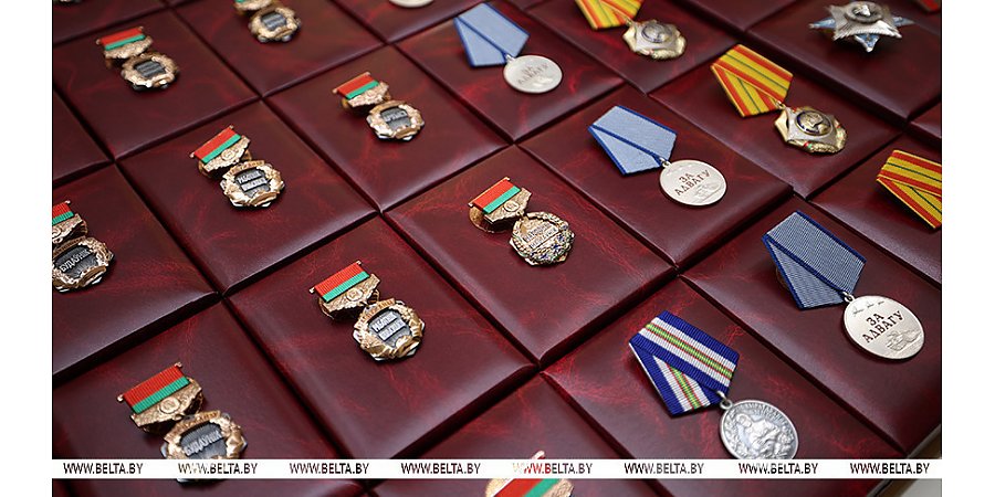 Александр Лукашенко накануне Дня народного единства вручил госнаграды