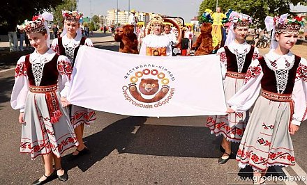ФОТОФАКТ: Фестиваль-ярмарка «Смаргонскія абаранкі» начался с яркого шествия участников