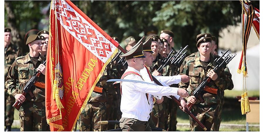 В Беларуси определили организации, имеющие право на собственное знамя