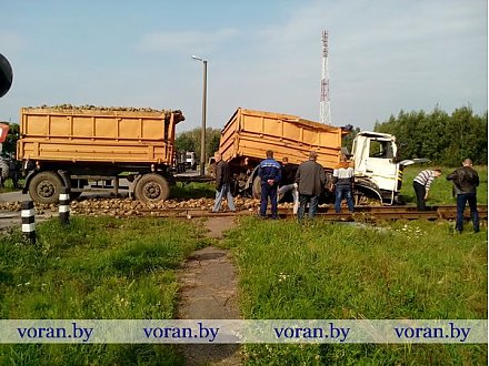 На железнодорожном переезде в Вороновском районе произошло столкновение (Дополнено)