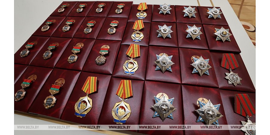 "Важен и весом вклад каждого". Александр Лукашенко вручил госнаграды заслуженным деятелям различных сфер