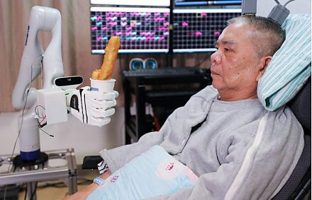 В Китае пациенту впервые установили имплант «мозг-компьютер»