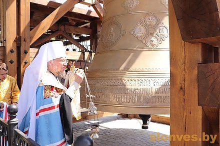 Самый большой в Беларуси колокол освятили в Жировичах